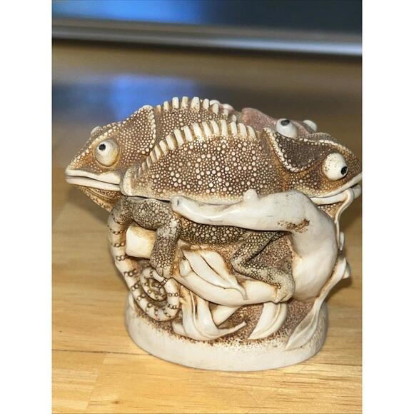 Harmony Kingdom Other - Harmony Kingdom Changing Of The Guard Iguana Trinket Box England 1996